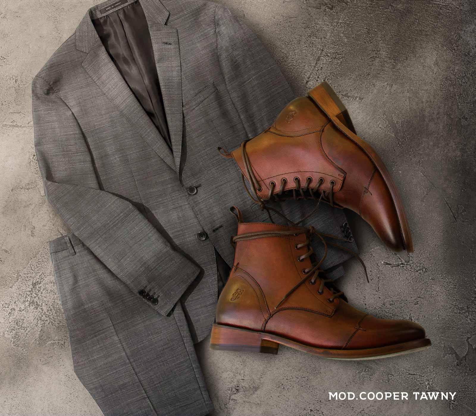 traje gris con zapatos cafés