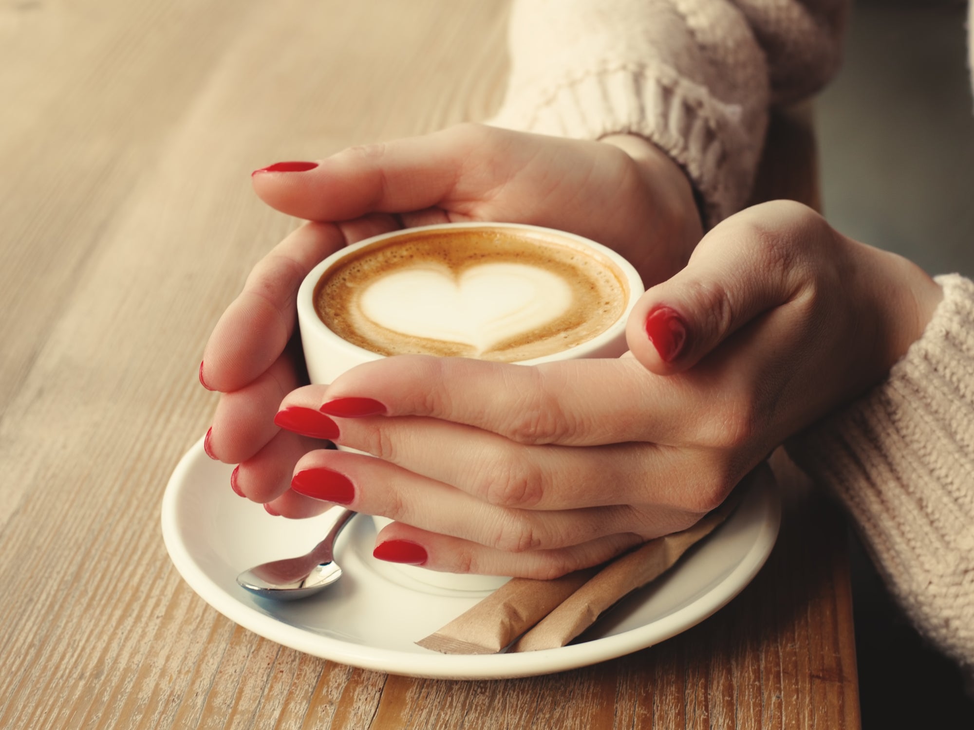 Разве можно быть такой размазней чашка стоит. Чашка кофе в руках. Кофе в руках. Девушка с чашкой кофе в руках. Чашечка кофе в руках.