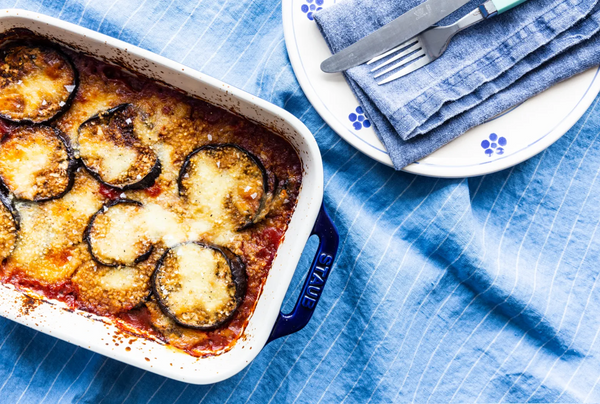 Auberginefad med sprød rasp og mozzarella, opskrift fra Ditte Ingemann