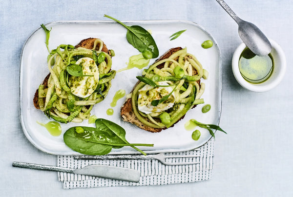 Bruschetta med squash, mozzarella og hjemmelavet pesto, opskrift fra Oliviers & Co