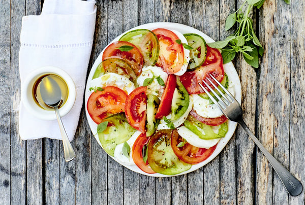 Nem Caprese salat med tomat og mozzarella, opskrift fra Oliviers & Co