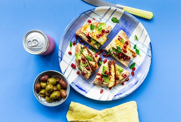 Fladbrød med hummus, halloumi og granatæble, opskrift fra Ditte Ingemann, Oliviers & Co