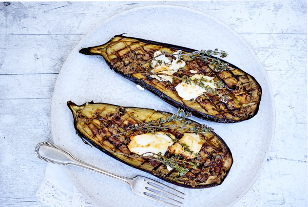 Grillet aubergine med feta og timian, opskrift fra Oliviers & Co