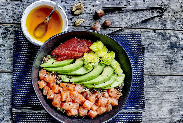 Poke bowl med laks, avocado, quinoa og grape, opskrift fra Oliviers & Co