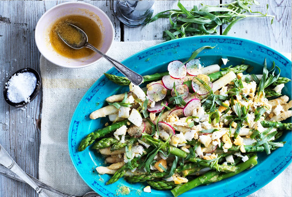 Salat med grønne og hvide asparges, æg og radiser, opskrift Mai Knauer, Oliviers & Co
