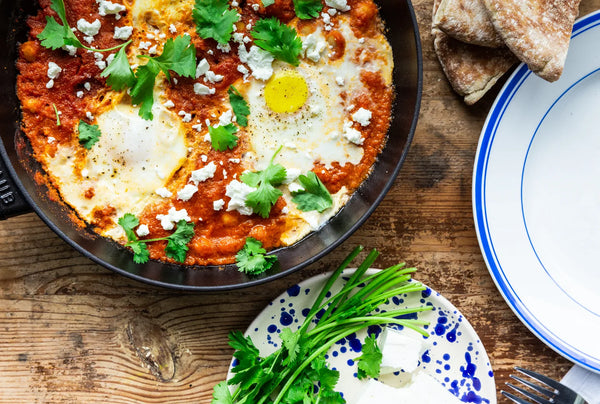 Shakshuka med kikærter, æg og feta, opskrift fra Ditte Ingemann, Oliviers & Co