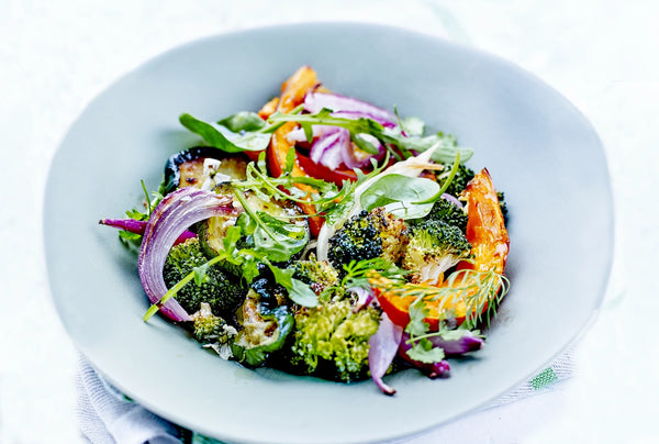 Tøm køleskabet salat med ovnbagte grøntsager, opskrift fra Oliviers & Co