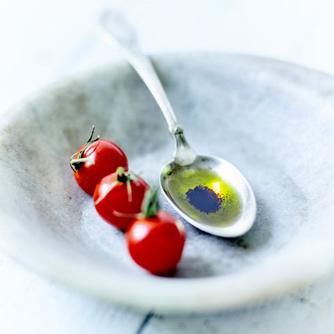 Olivenolie, balsamico og tomater