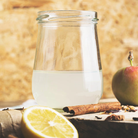 Opskrift på detox drik med æblecidereddike fra Oliviers & Co
