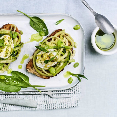 Opskrift super grønne bruschetta med squash, mozzarella og hjemmelavet pesto, Oliviers & Co