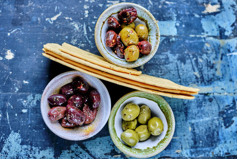 Udvalg af oliven og italienske kiks, Oliviers & Co