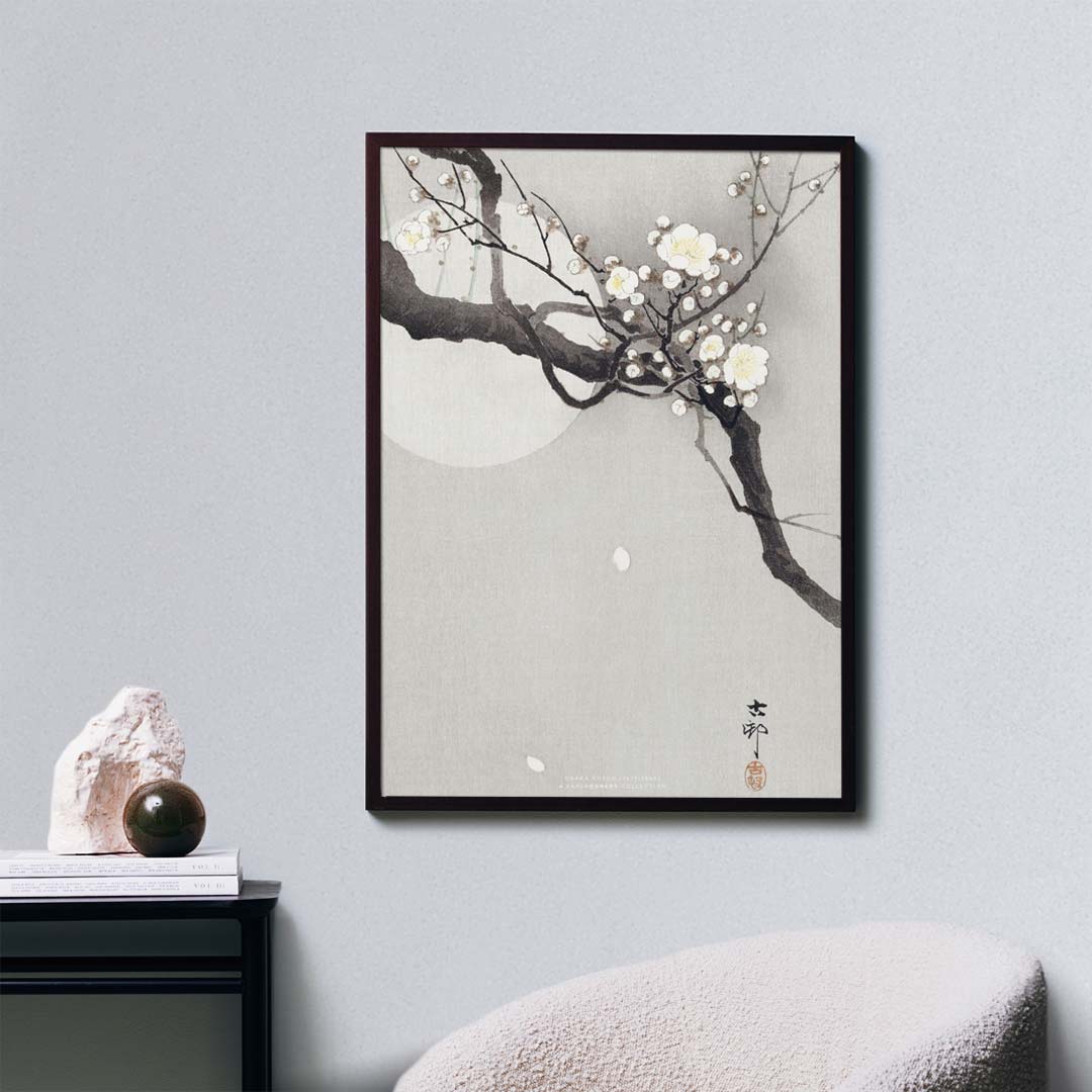 Japansk plakat med abrikostræ hænger på lyseblå væg