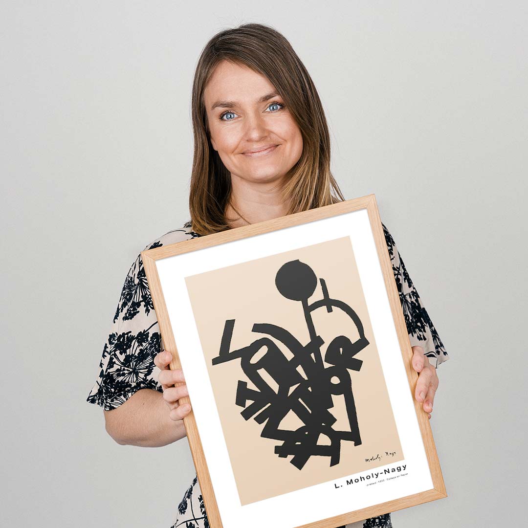 PaperDonkeys brand-ambassadør, Stine, fremviser en Bauhaus-plakat
