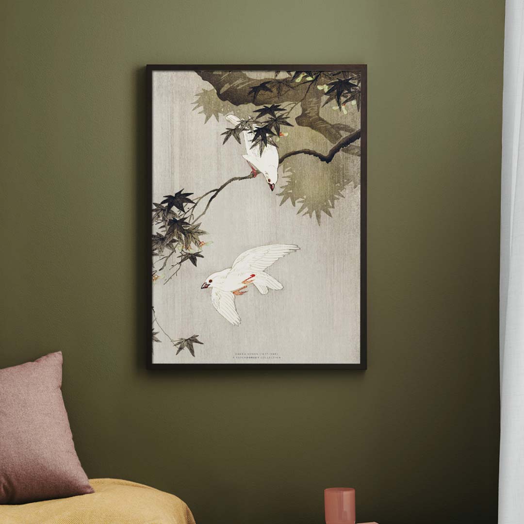 Japansk plakat af hvide duer på en grøn væg