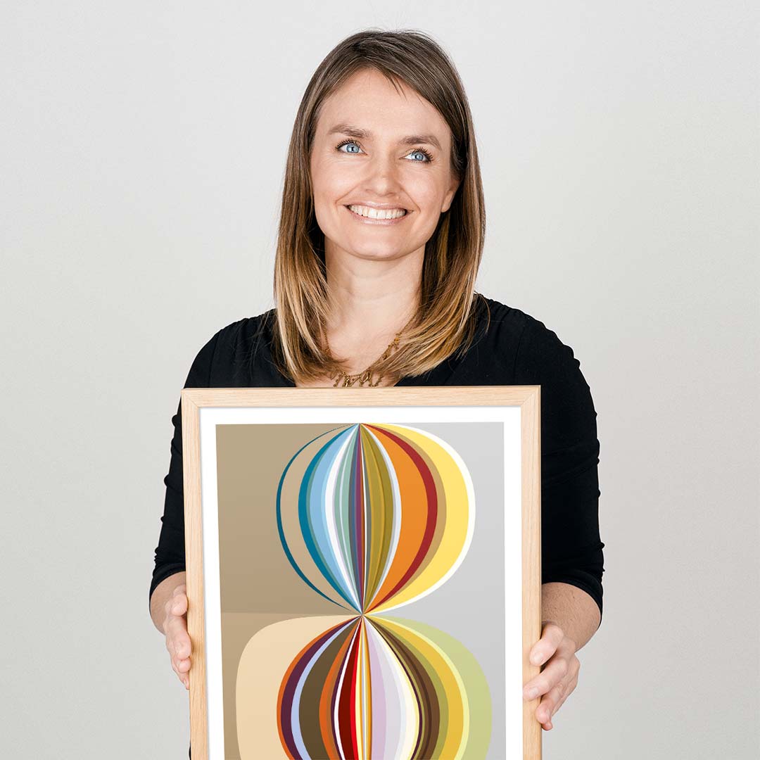 En kvinde holder en ramme med en grafisk kunstplakat