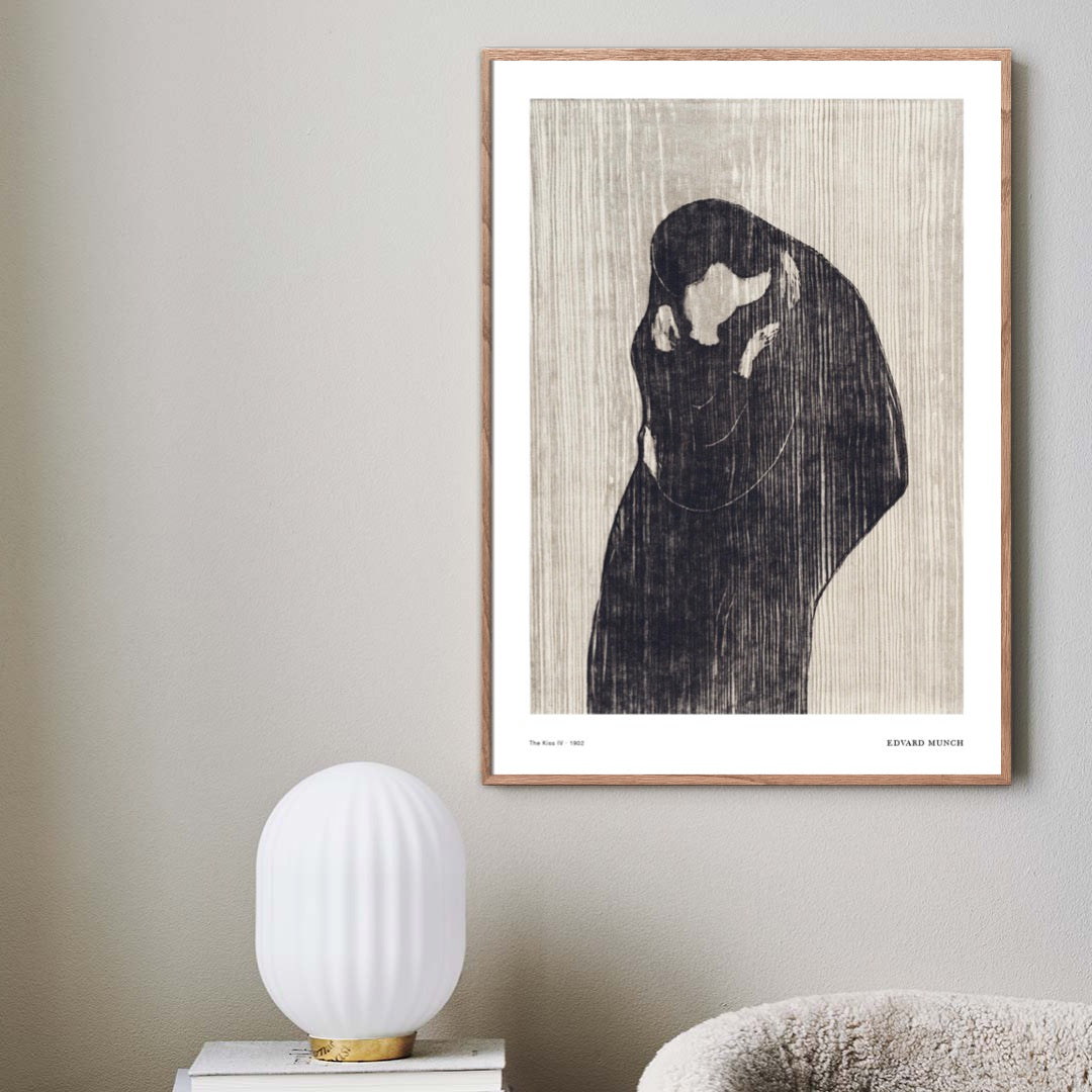 Plakat af Edvard Munch hænger på en beige væg