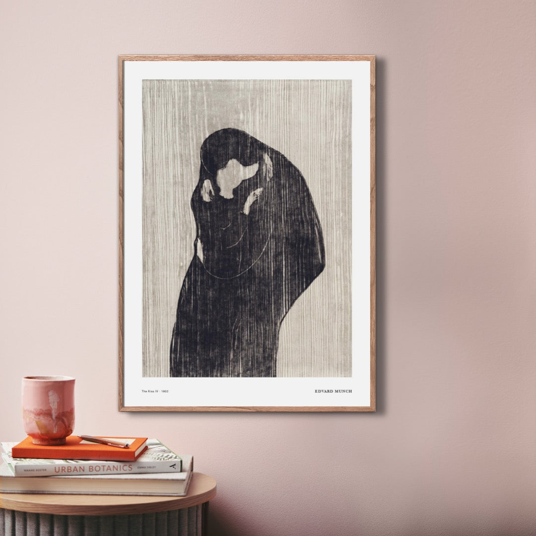 Plakat af Edvard Munch hænger på en lyserød væg
