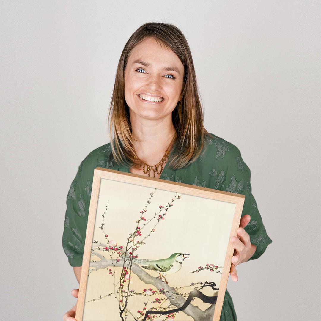 Kvinde fremviser japansk plakat af en busksanger