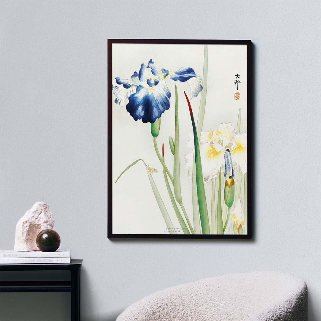 Japansk plakat af iris hænger på en lys væg