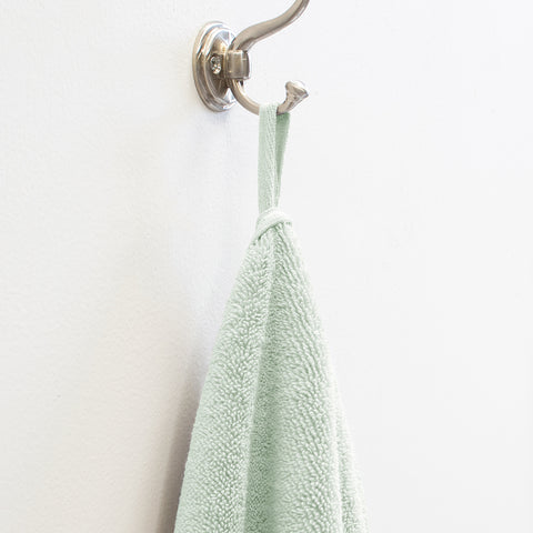 https://cdn.shopify.com/s/files/1/0093/5372/products/Mint_Plush_Bath_Towel_Hanging_Glam_large.jpg?v=1641939781