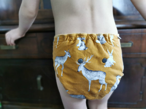Fitted diapers are one of the most adaptable ways to cloth diaper! Les couches moulées sont une solution super adaptable!