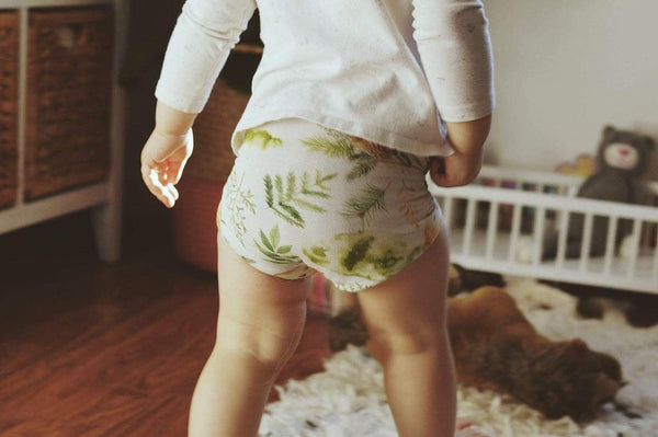 Une couche lavable écologique sur un bambin. An eco-friendly flat diaper on a toddler. 