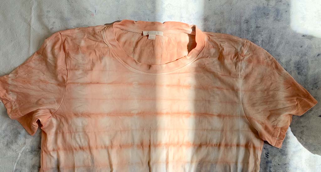 T-Shirt gefärbt mit Avocados und der Shibori-Technik