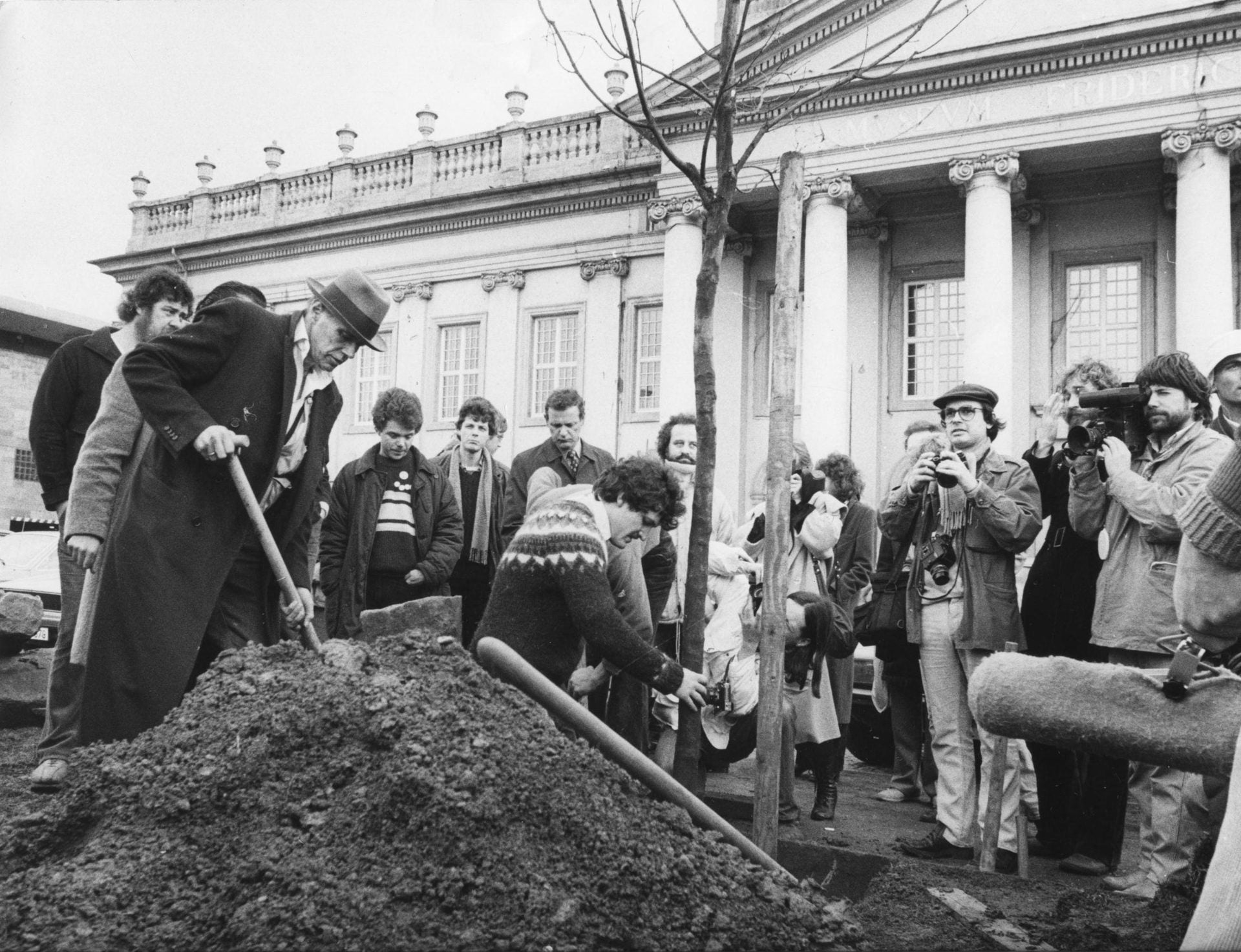 1986: Morria o artista alemão Joseph Beuys - Jornal Grande Bahia (JGB)