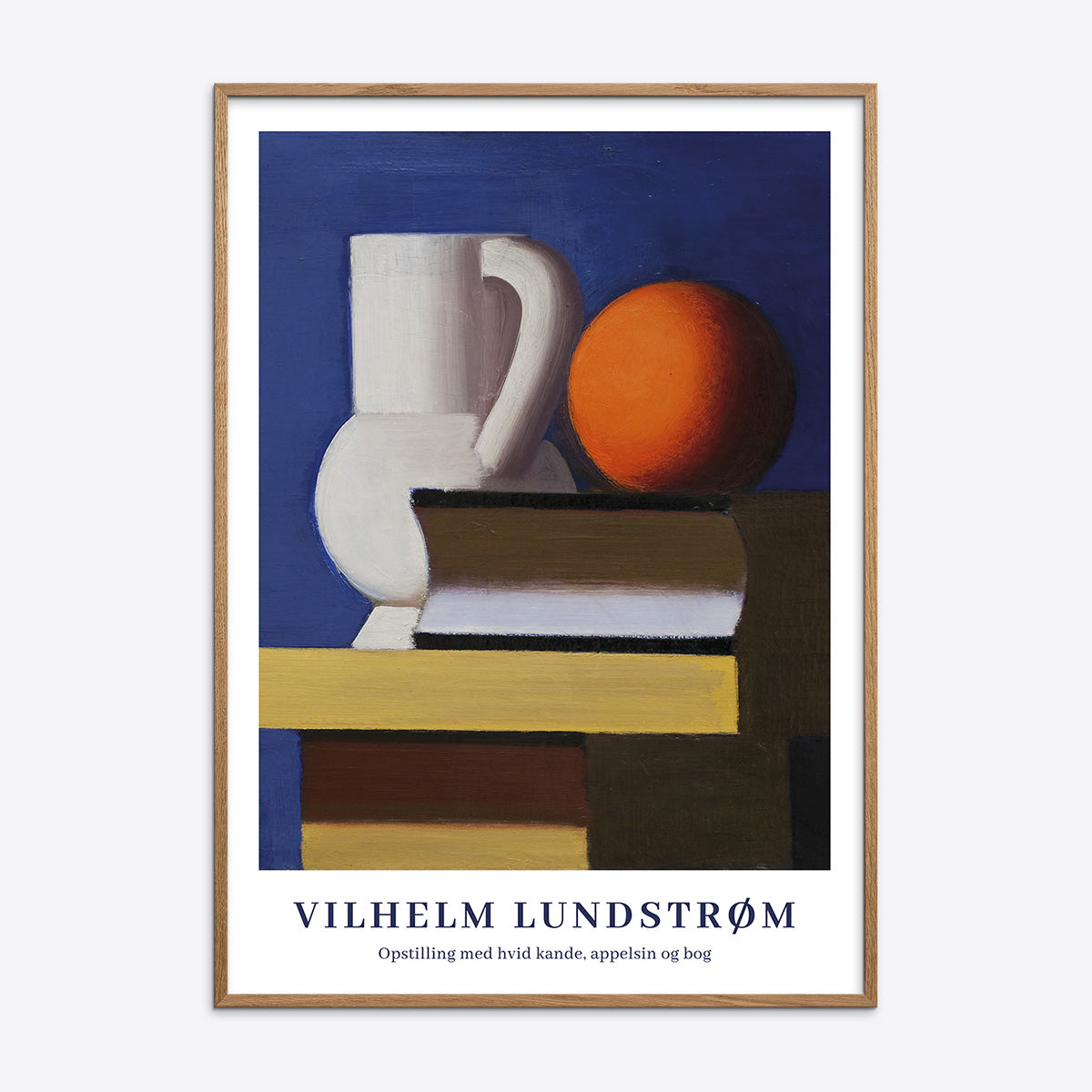 Se Vilhelm Lundstrøm Opstilling med hvid kande, appelsin og bog - 30x40 cm hos Poster Society