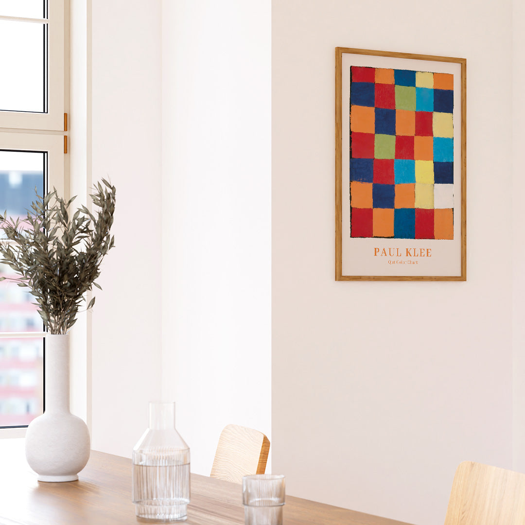 Farverig Paul Klee plakat på væg i spisestue
