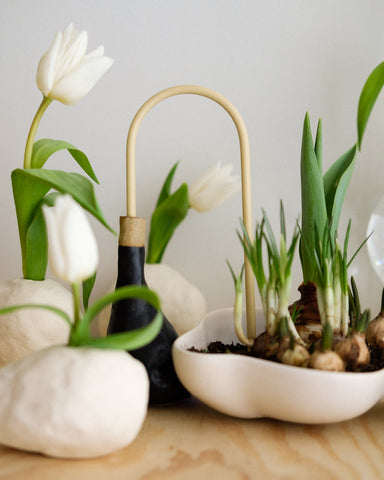 Beige Plantstraw in a bowl with tulips