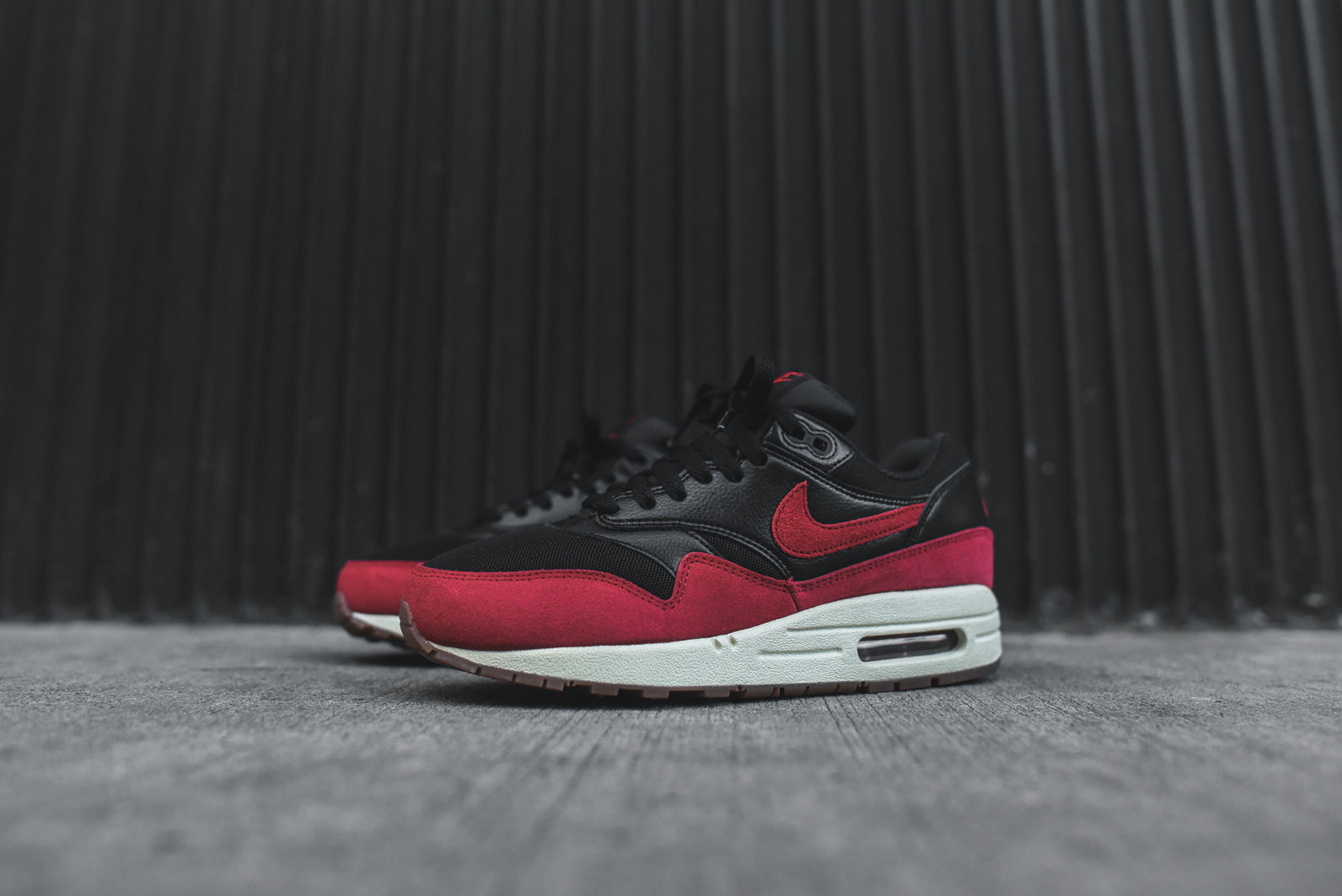 nike air max 1 essential red gum