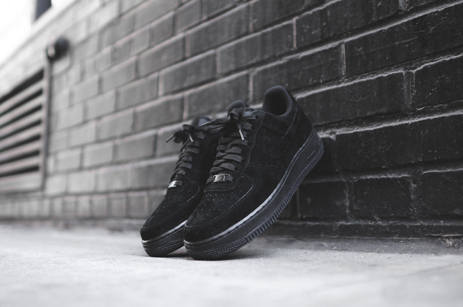 Nike Air Force 1 Low - Black Suede - White 
