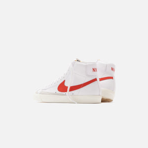 Nike WMNS Blazer Mid '77 - White / Habanero Red / Sail 4