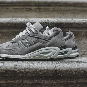 New Balance 990 v2 - Grey / Dark Grey / White 3