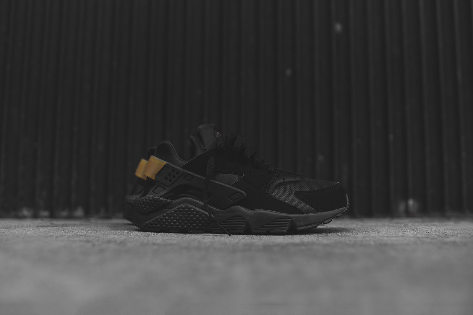 nike huarache black gold