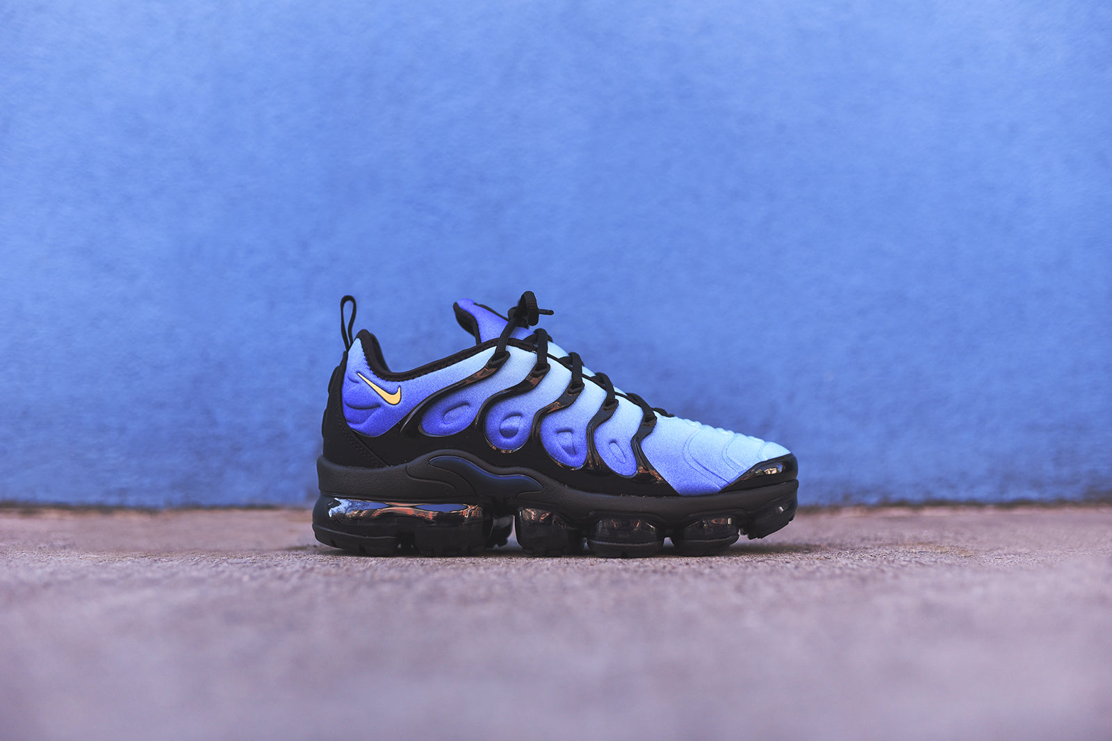 black and blue vapormax plus