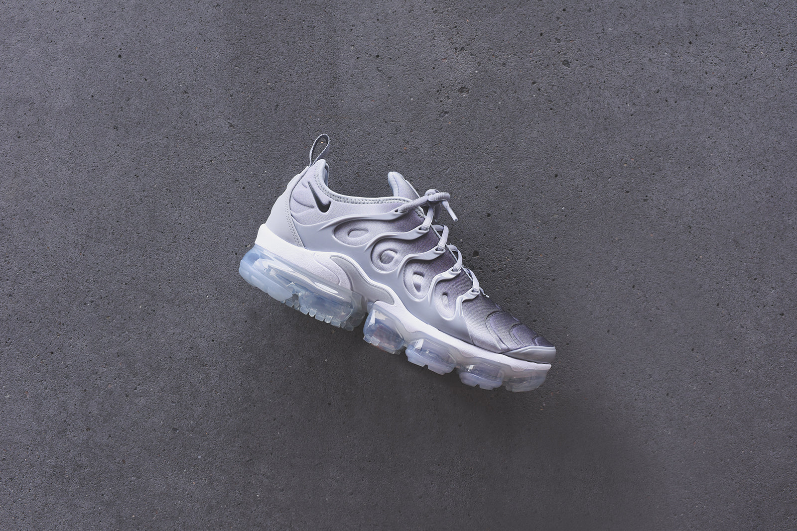 nike air vapormax plus grey