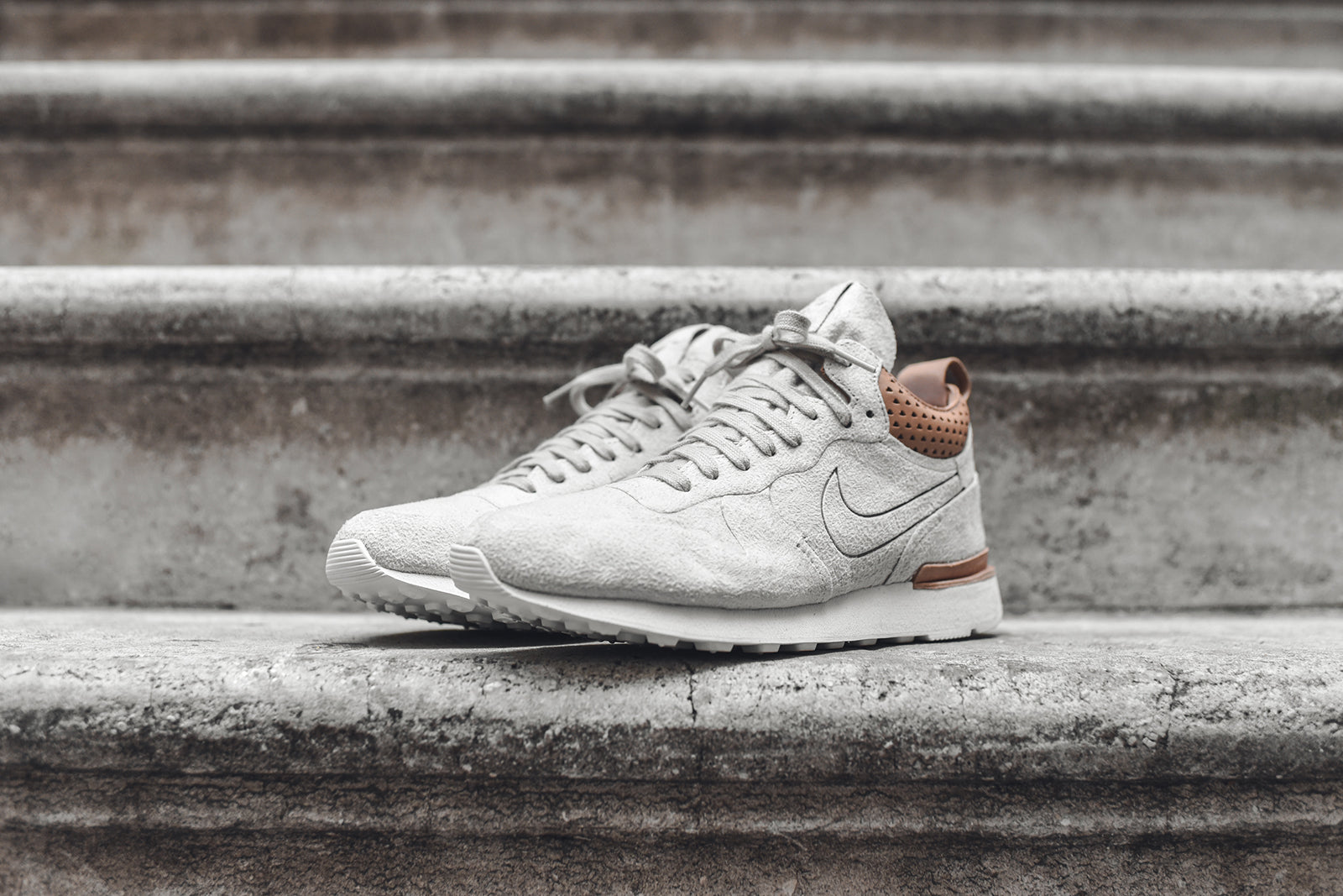 Subordinar estéreo vía Nike Internationalist Mid Royal Pack – Kith