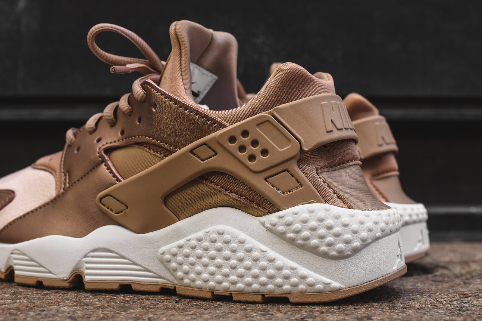 nike wmns air huarache bronze