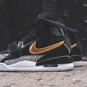 black and gold nike jordans