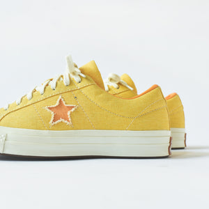 converse one star yellow on feet