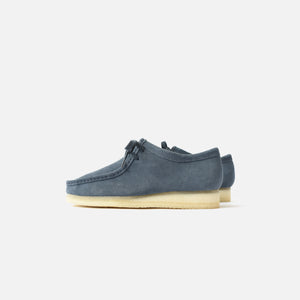 navy blue wallabee clarks