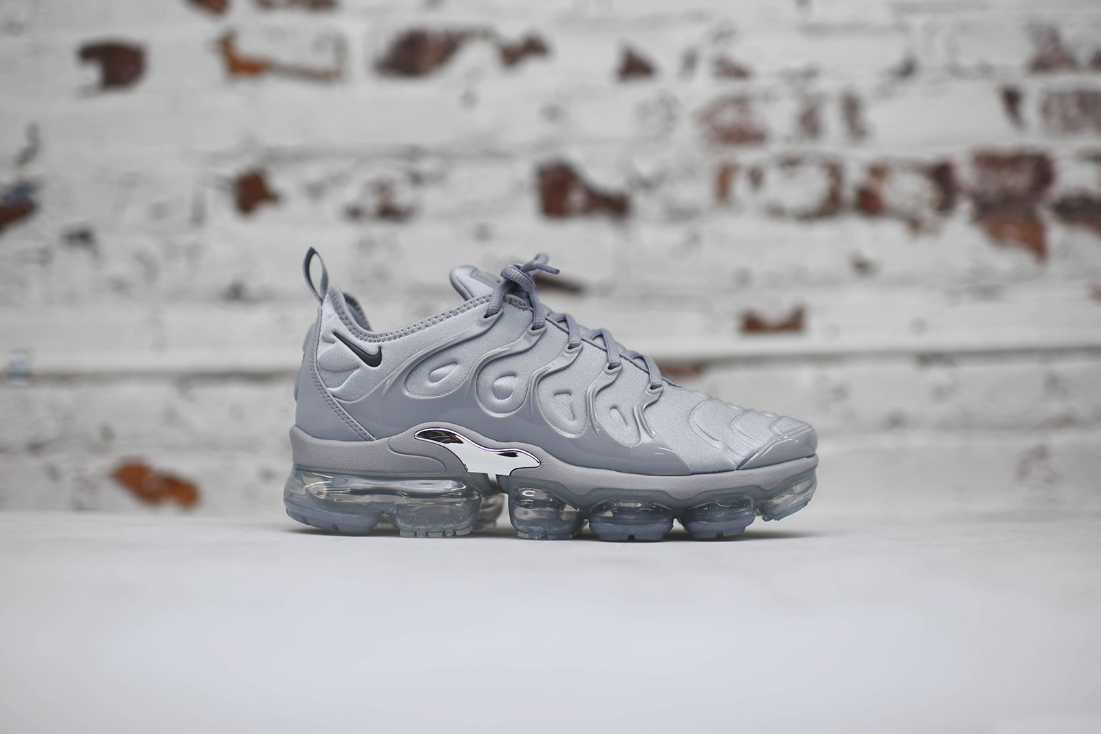 vapormax plus black wolf grey