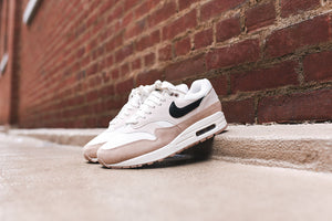 air max 1 sand black