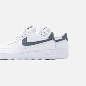 nike air force 1 07 trainers white cool grey metallic gold