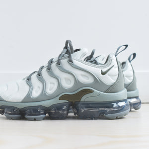 nike air vapormax plus women's white