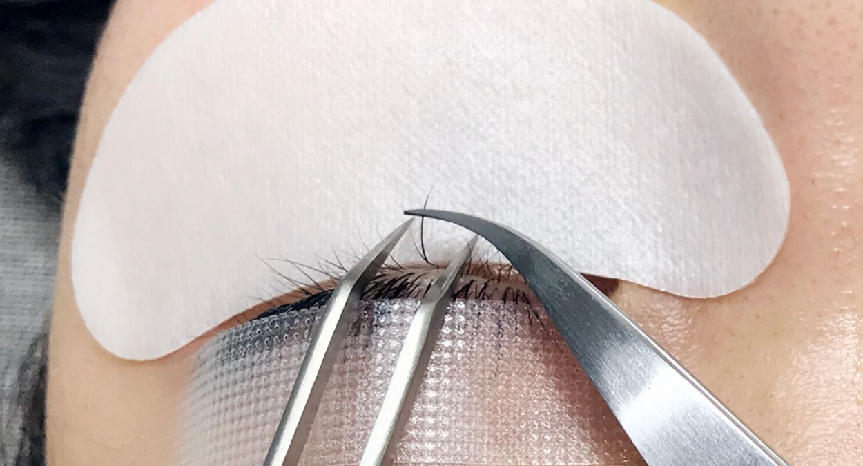 how to apply eyelash extensions to bottom lashes 2
