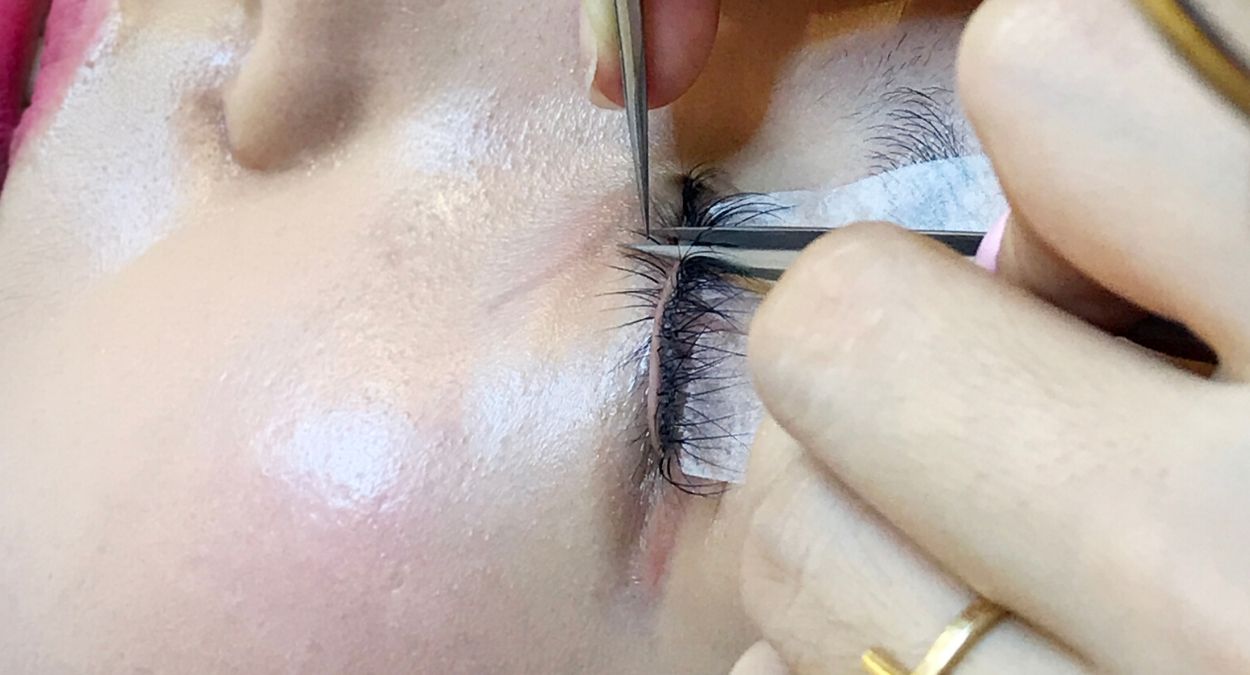 Bottom lash extensions How to Tutorial: Precaution