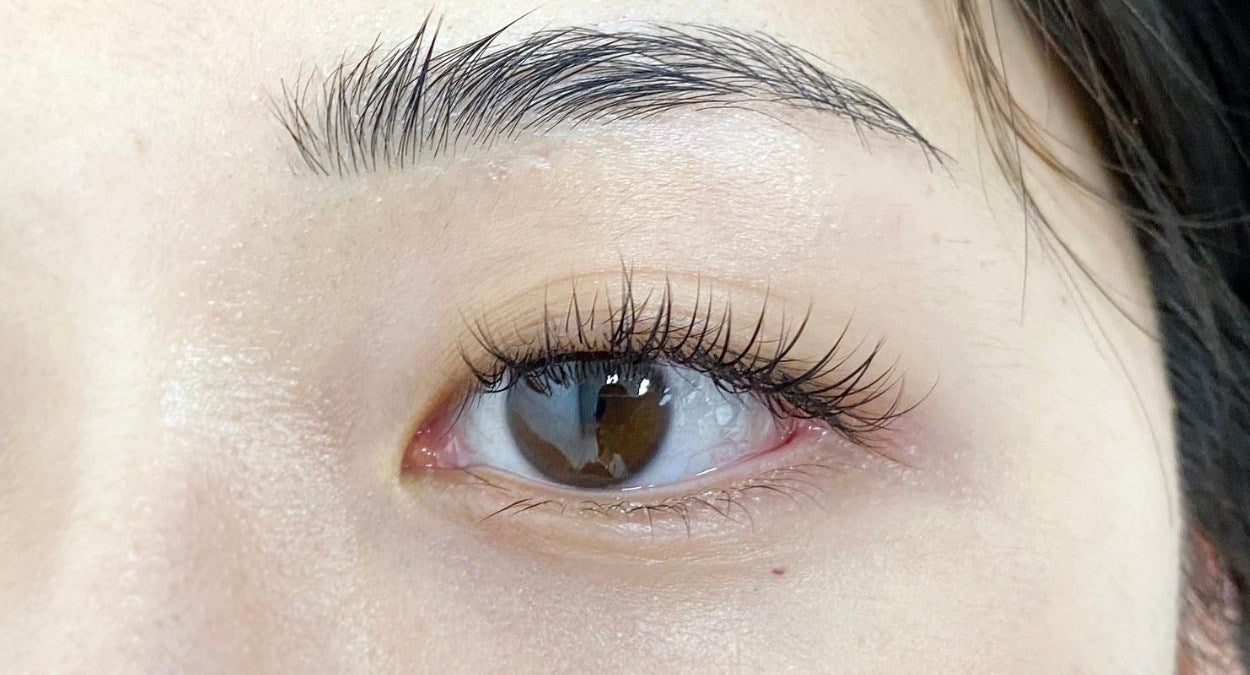 mascara with eyelash extensions - before